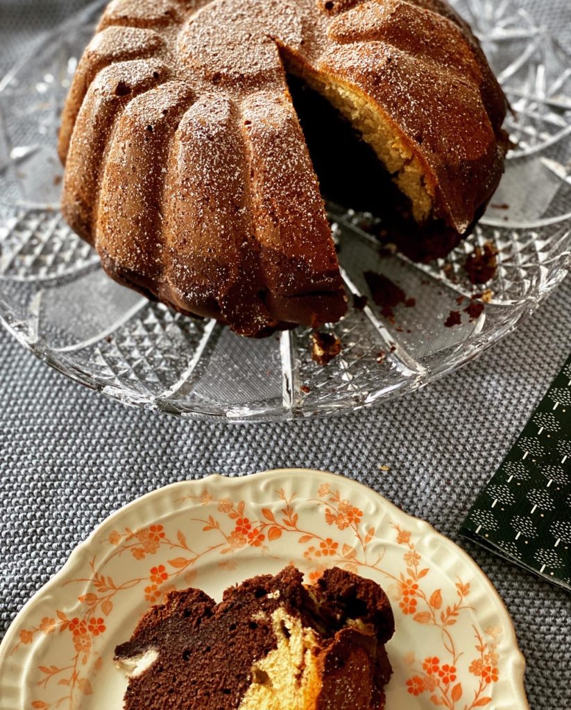 Rezept für Kuchen / Apfel-Marmorkuchen mit Puderzucker