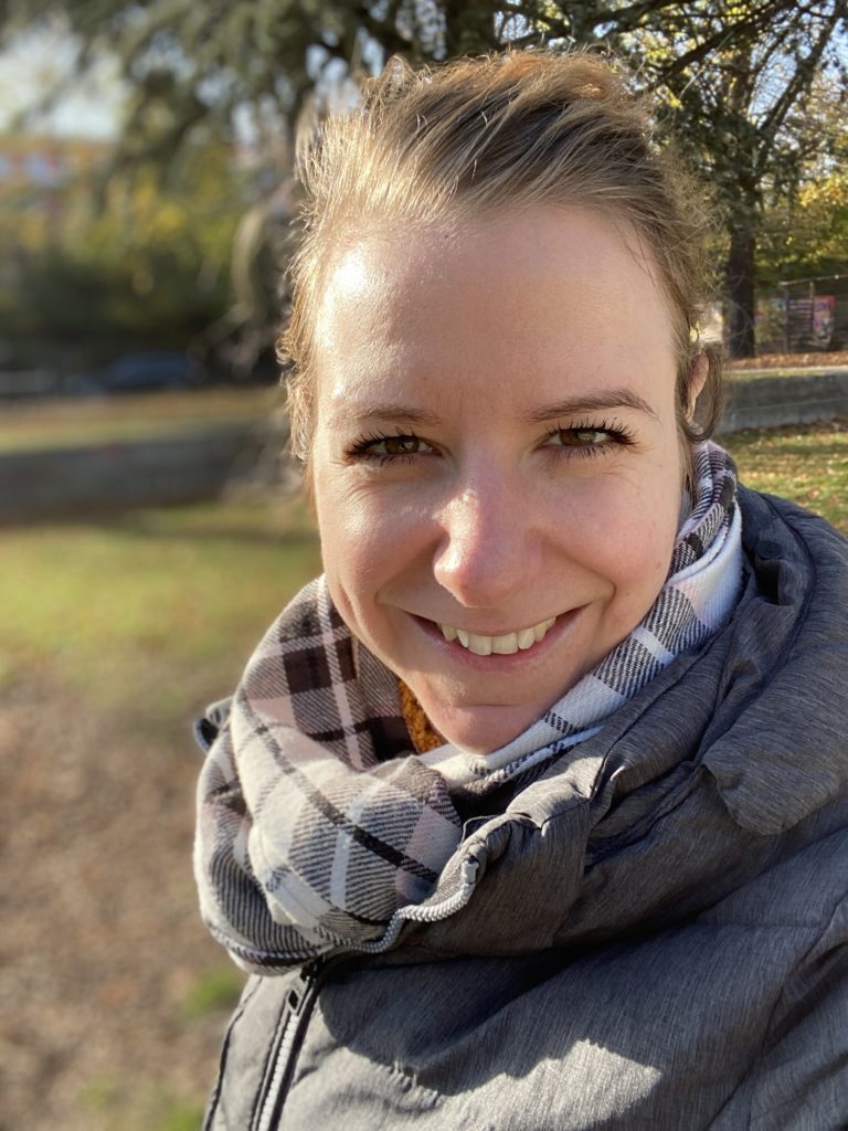junge Frau in der Sonne