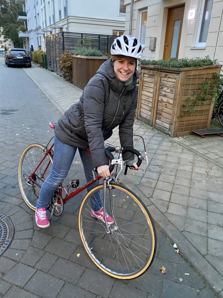 junge Frau auf einem Cilo Swiss Rennrad