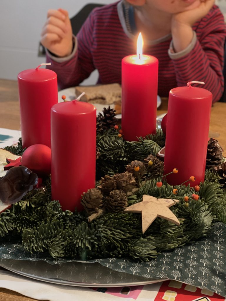 Adventskranz mit roten Kerzen