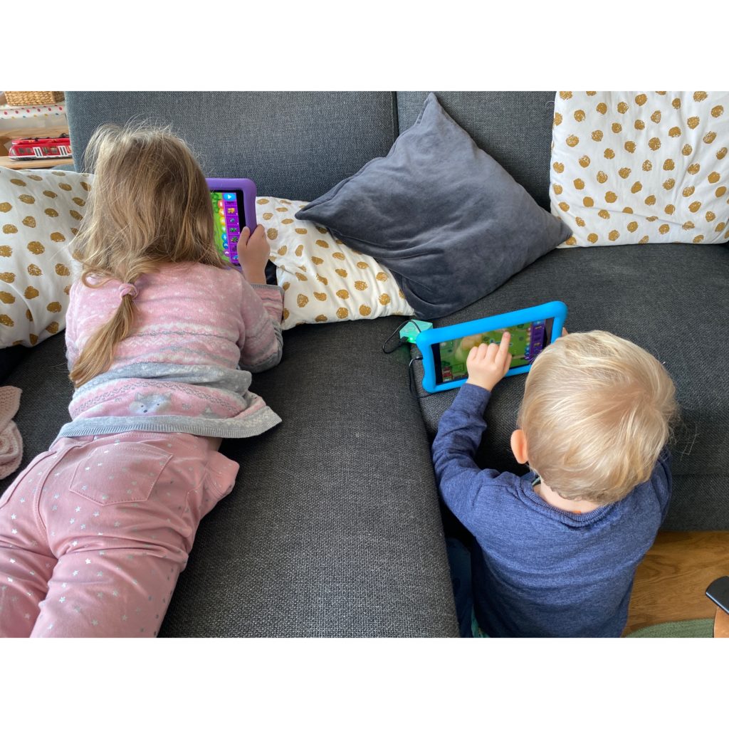 Samstagmorgens sind beide Kinder an ihren Tablets
